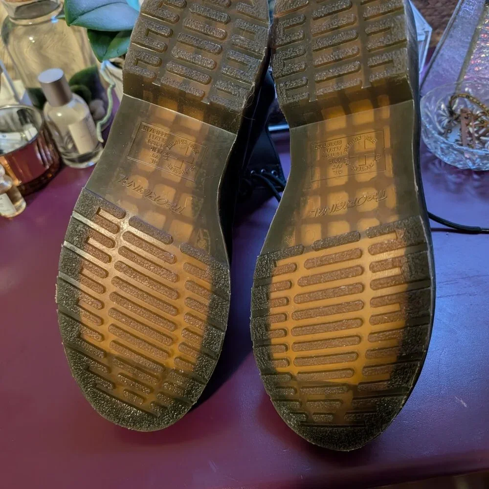 Dr. Martens 1460 8 eye lace up boots - with white paint damage, see photos - Picture 2 of 4